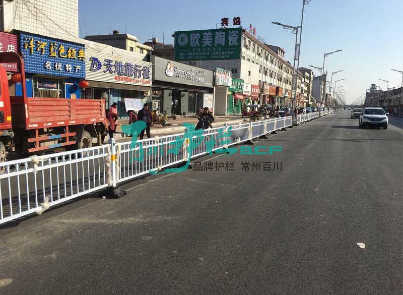 河南修武縣三桿護(hù)欄