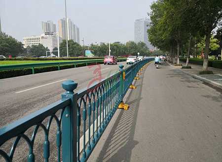 鋅鋼護欄與傳統的鐵藝以及不銹鋼護欄對比，哪種更有優勢